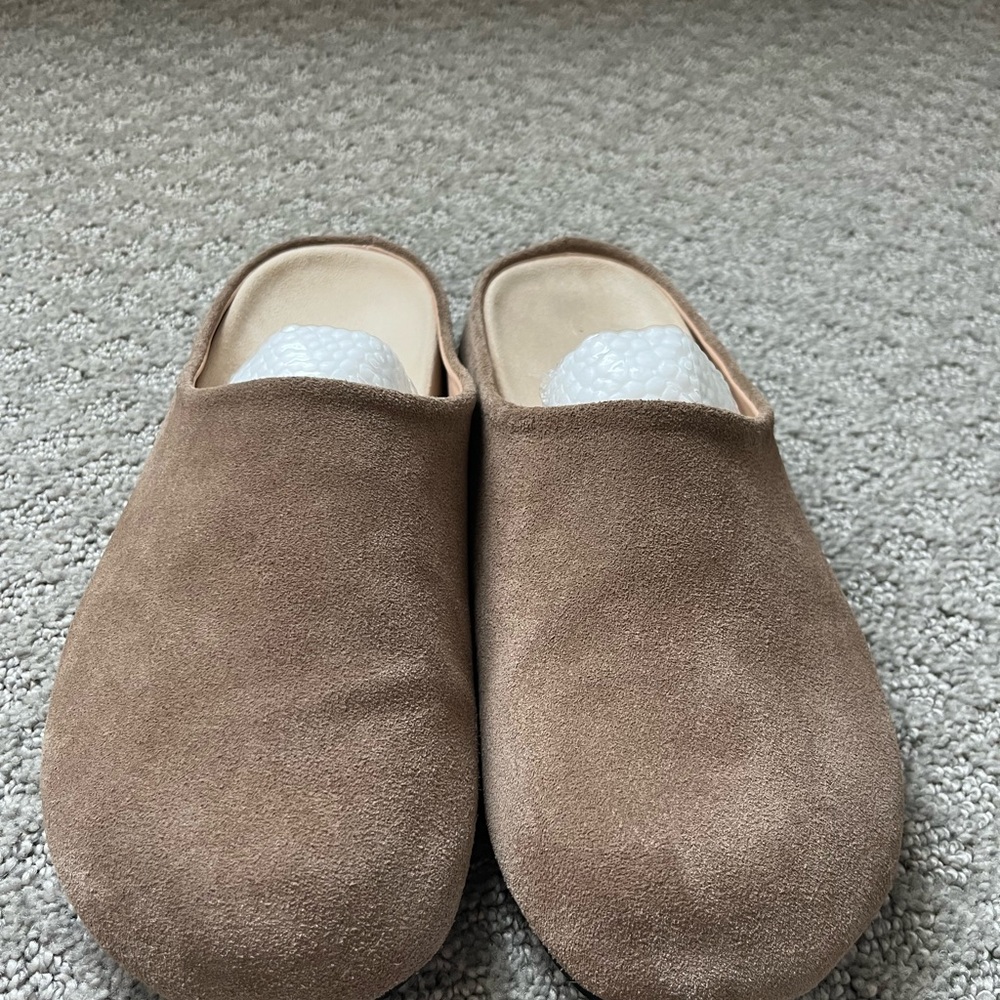 Elegant Tan Suede Mules